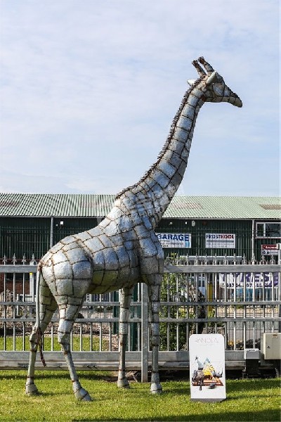 動(dòng)物園標(biāo)志性建筑長(zhǎng)頸鹿不銹鋼雕塑定制